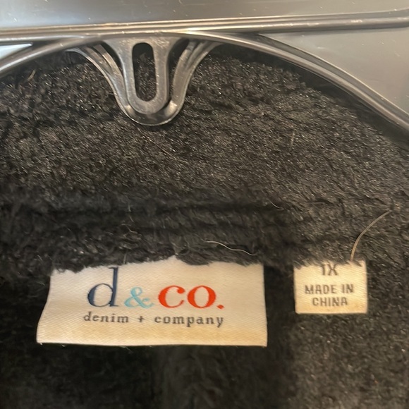 Warm suede vest with fur on the inside. Snap closure. - Picture 2 of 5